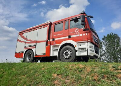 Camion incendie avec rideaux aluminium anodisés