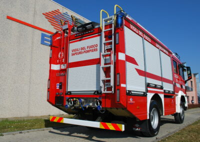 Camion incendie avec rideaux et porte échelle